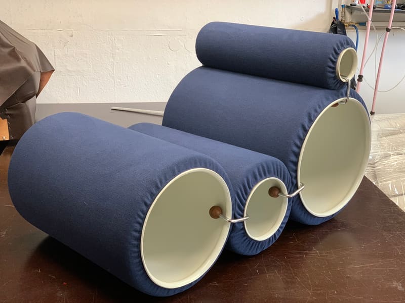 Derselbe Tube Chair nach dem Neubezug in Blau