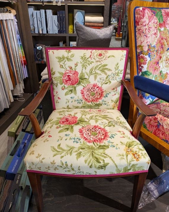 Derselbe Stuhl, neu bezogen mit Blumenstoff und pinker Paspel