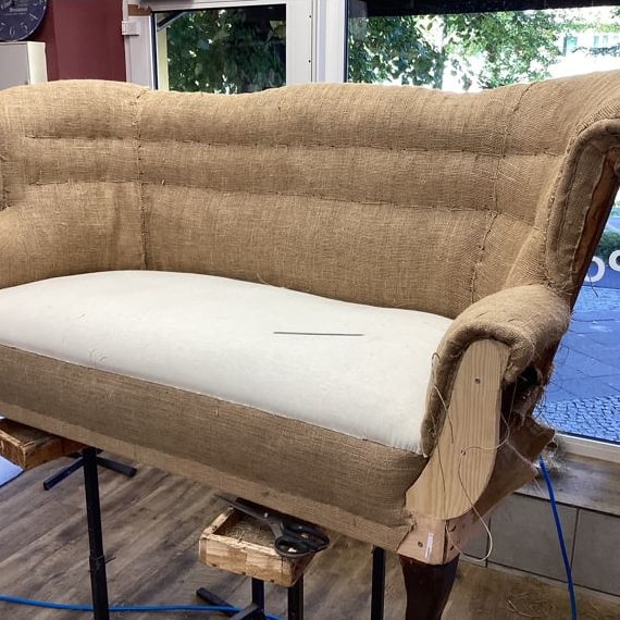 Dasselbe Sofa, vollständig aufgebaut in Jute und Nessel, Sitz und Rücken in Form