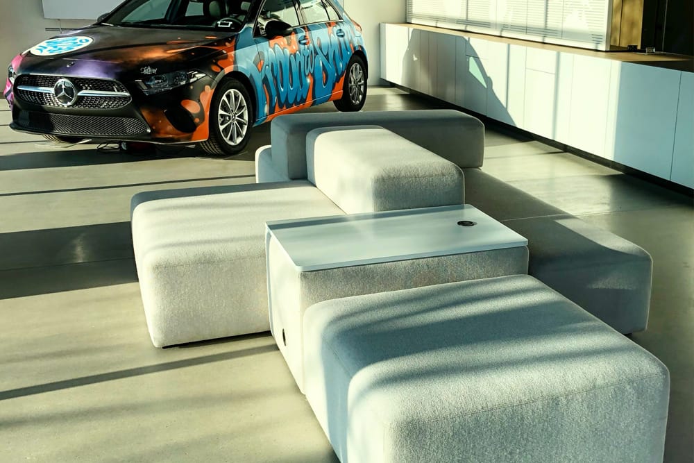 Individuelles Sitzmöbel im Car to Go Showroom Berlin – umgesetzt von Krebes